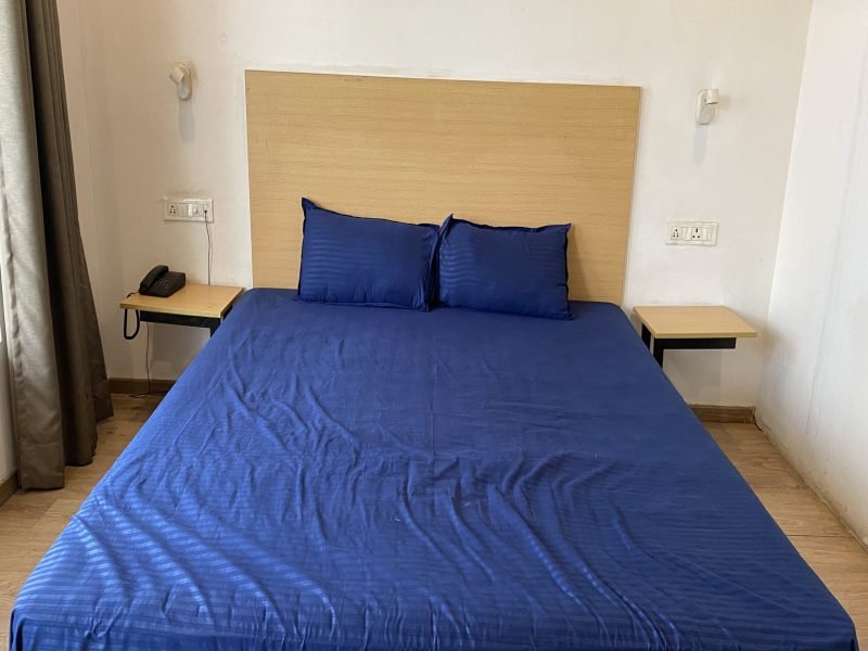 Budget stay in Gurugram near Artemis Hospital with 2 time food