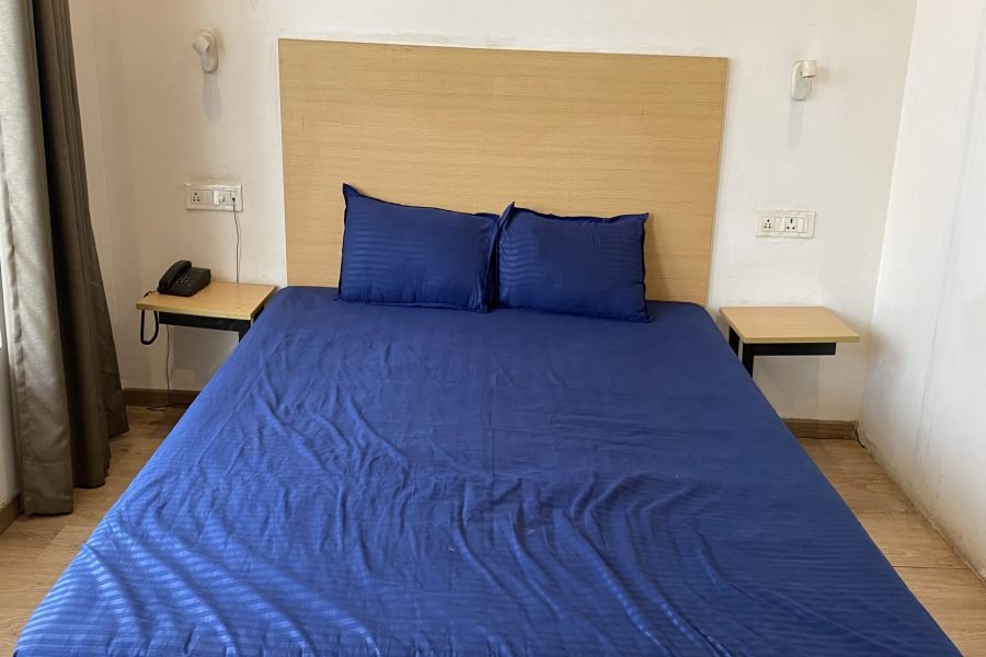 Budget stay in Gurugram near Artemis Hospital with 2 time food
